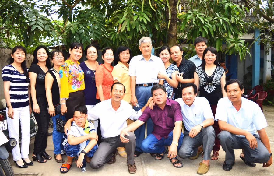 Thầy Huỳnh Văn Minh (đứng thứ 5 từ phải sang) cùng với các thế hệ cựu sinh viên. Ảnh: X. Lương