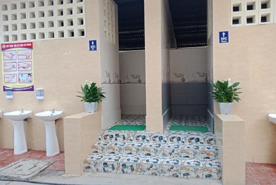 Với mục tiêu xây dựng “Nhà vệ sinh thân thiện”, tất cả khu vực xung quanh các nhà vệ sinh được đổ bê tông cao ráo. Phía tường ngoài được lắp các bồn rửa tay, có gắn hộp đựng nước rửa tay để các em rửa tay, rửa mặt trước và sau khi ăn hoặc khi ngủ dậy. Với mục tiêu xây dựng “Nhà vệ sinh thân thiện”, tất cả khu vực xung quanh các nhà vệ sinh được đổ bê tông cao ráo. Phía tường ngoài được lắp các bồn rửa tay, có gắn hộp đựng nước rửa tay để các em rửa tay, rửa mặt trước và sau khi ăn hoặc khi ngủ dậy.