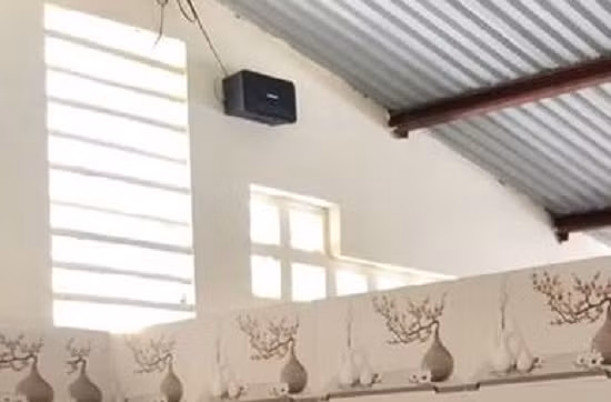 Đặc biệt, mỗi nhà vệ sinh đều gắn một loa phát nhạc du dương nhẹ nhàng, êm ái.