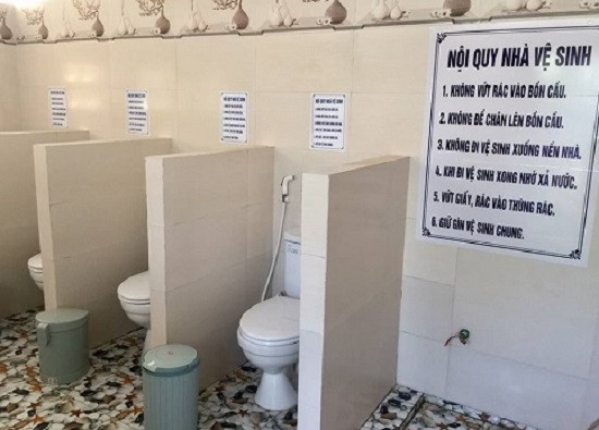 Toàn bộ nền được lát gạch chống trơn an toàn. Các bức tường và vách ngăn đều được ốp gạch men sáng và có họa tiết đẹp tạo cảm giác dễ chịu. Mỗi ngăn đều có thùng rác riêng. Toàn bộ nền được lát gạch chống trơn an toàn. Các bức tường và vách ngăn đều được ốp gạch men sáng và có họa tiết đẹp tạo cảm giác dễ chịu. Mỗi ngăn đều có thùng rác riêng.