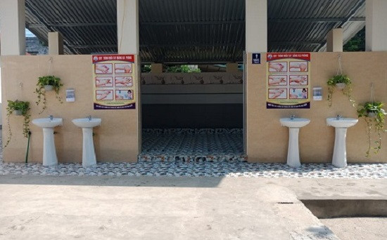 Mặt tường ngoài được trang trí những chậu cây cảnh làm cho không gian trở nên vô cùng thân thiện. Mặt tường ngoài được trang trí những chậu cây cảnh làm cho không gian trở nên vô cùng thân thiện.