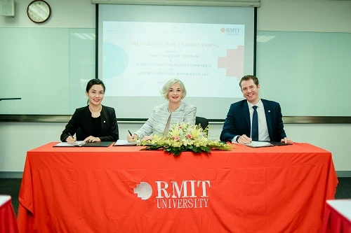 Bà Ngô Thị Linh Trang -Trưởng phòng Đào tạo và Phát triển, Intercontinental Hanoi Westlake (trái), GS Gael McDonald - Hiệu trưởng RMIT Việt Nam và ông Robbert Manussen - GĐ KS Intercontinental Landmark72 ký Biên bản ghi nhớ hợp tác.