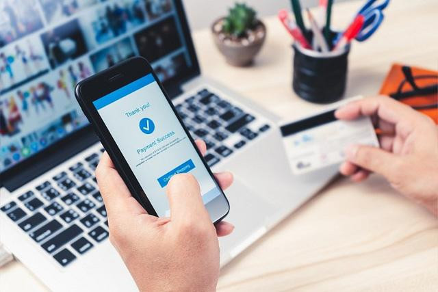 Phụ huynh có thể chuyển khoản học phí mọi lúc, mọi nơi. Ảnh: IT Phụ huynh có thể chuyển khoản học phí mọi lúc, mọi nơi. Ảnh: IT