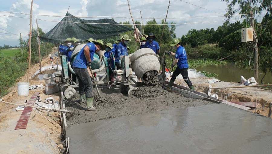 Sinh viên tình nguyện làm đường giao thông nông thôn tại tỉnh Kiên Giang.