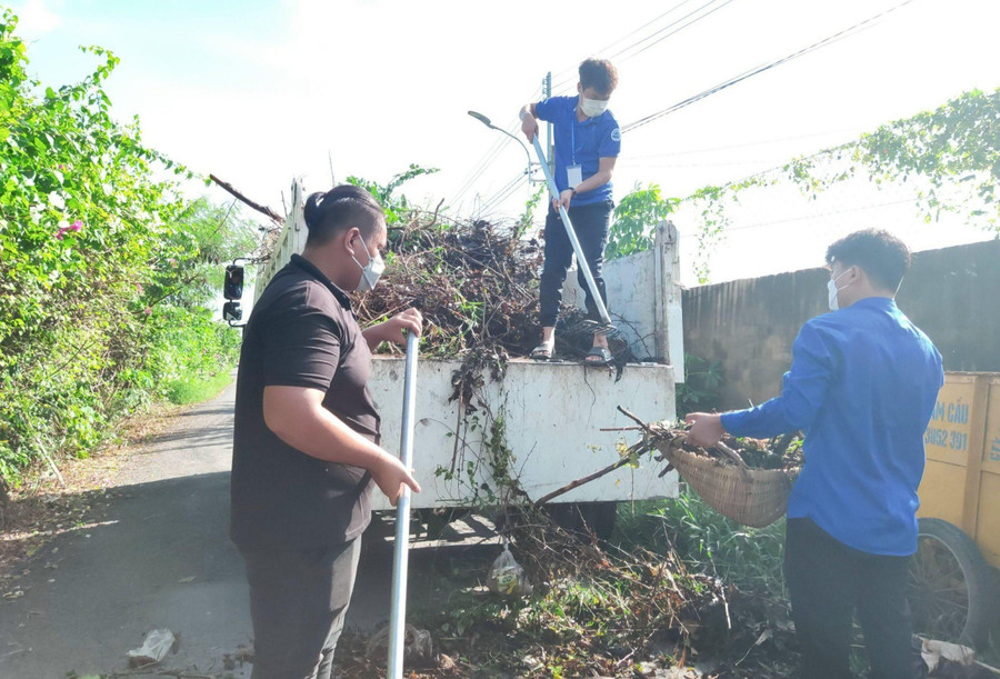 Sinh viên tình nguyện Trường ĐH Trà Vinh tham gia làm sạch môi trường. Sinh viên tình nguyện Trường ĐH Trà Vinh tham gia làm sạch môi trường.