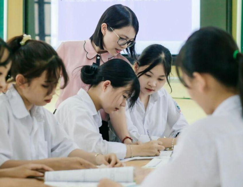 Cô - trò Trường THPT Lục Nam (Bắc Giang). Ảnh: NTCC