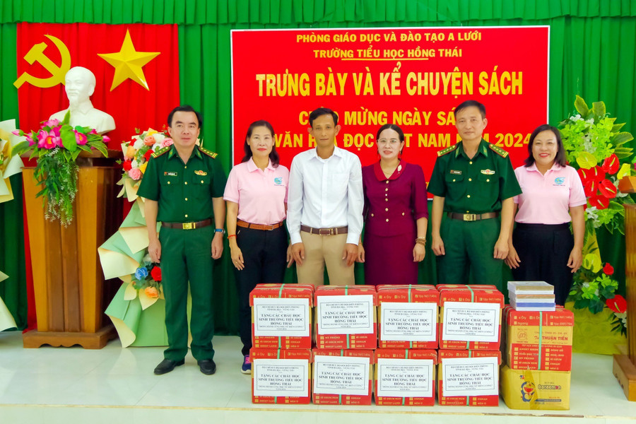 Hội Liên hiệp Phụ nữ và BĐBP tỉnh Bà Rịa - Vũng Tàu trao tặng 320 phần quà cho học sinh có hoàn cảnh khó khăn, vươn lên trong học tập.