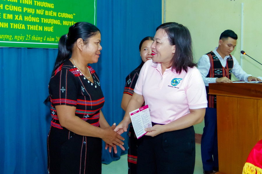 Hội Liên hiệp Phụ nữ và BĐBP tỉnh Bà Rịa - Vũng Tàu trao hỗ trợ kinh phí xây dựng nhà cho các hộ gia đình phụ nữ nghèo xã Hồng Thượng, huyện A Lưới.