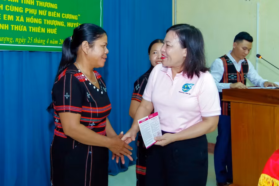 Hội Liên hiệp Phụ nữ và BĐBP tỉnh Bà Rịa - Vũng Tàu trao hỗ trợ kinh phí xây dựng nhà cho các hộ gia đình phụ nữ nghèo xã Hồng Thượng, huyện A Lưới.