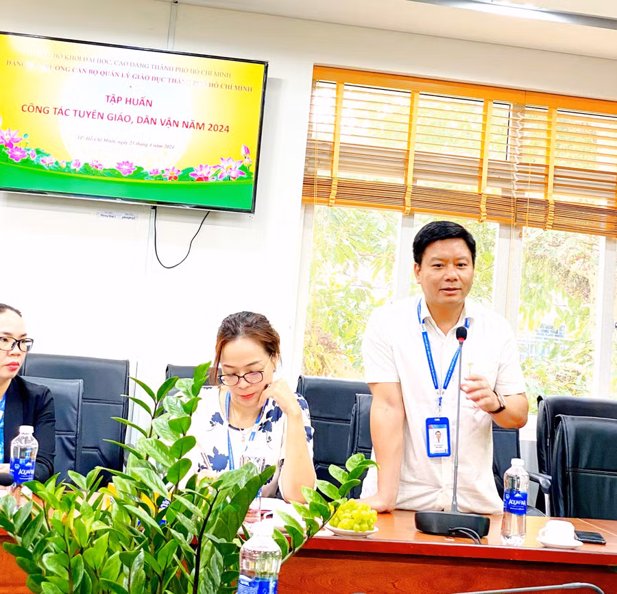 Đồng chí Vũ Quảng, Bí Thư Đảng ủy - Hiệu trưởng Trường Cán bộ quản lý giáo dục TPHCM phát biểu tại buổi tập huấn