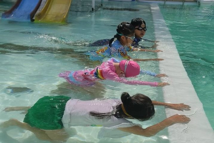 Trung tâm Thể thao TP Châu Đốc, An Giang tổ chức lớp bơi lội cộng đồng, do giáo viên dạy ngoài trường.