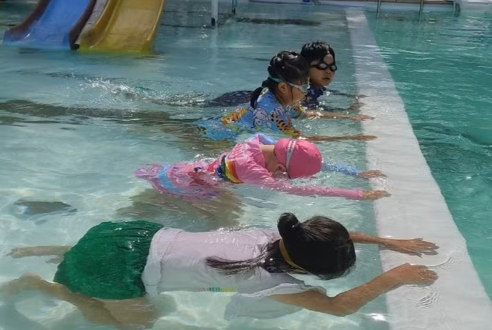 Trung tâm Thể thao TP Châu Đốc, An Giang tổ chức lớp bơi lội cộng đồng, do giáo viên dạy ngoài trường.