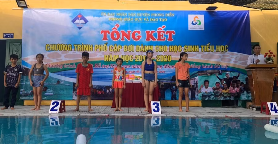 Huyện Phong Điền, Thừa Thiên - Huế tổng kết Chương trình phổ cập bơi dành cho học sinh tiểu học năm học 2019 - 2020.