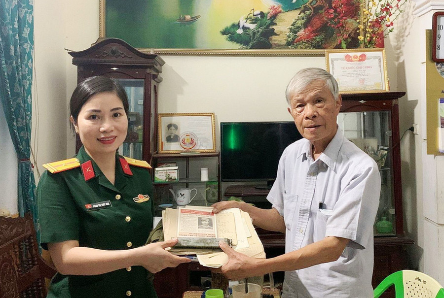 Ông Phan Duy Hương trao tặng kỷ vật gồm thư, ảnh chiến trường của em trai - liệt sĩ Phan Tứ Kỷ cho Bảo tàng Quân khu IV. Ảnh: NVCC Ông Phan Duy Hương trao tặng kỷ vật gồm thư, ảnh chiến trường của em trai - liệt sĩ Phan Tứ Kỷ cho Bảo tàng Quân khu IV. Ảnh: NVCC