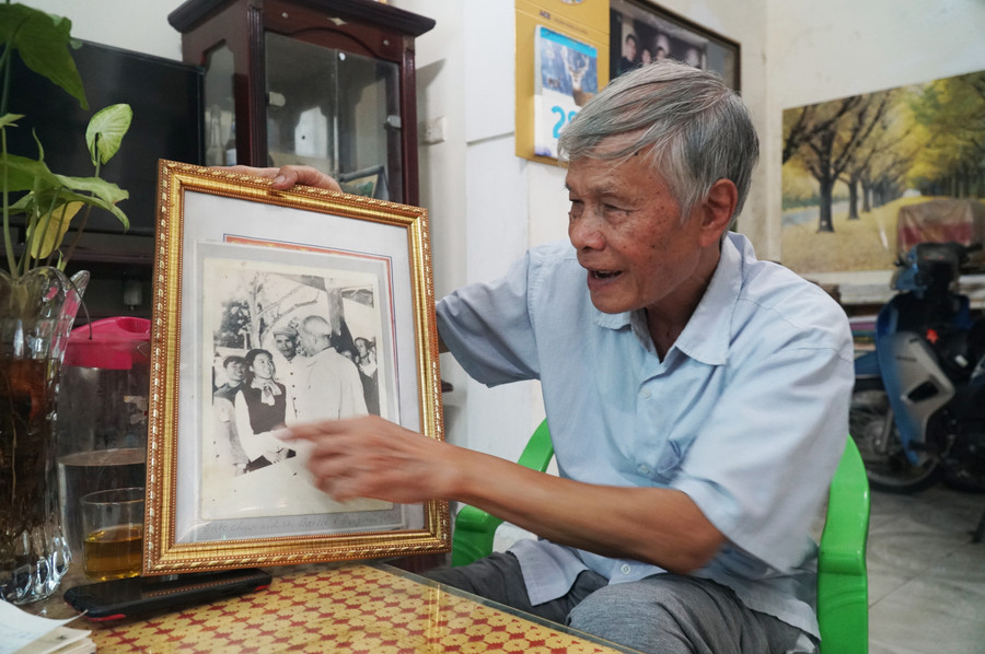 Ông Phan Duy Hương bên kỷ vật là bức ảnh chụp chung với Bác Hồ. Ông Phan Duy Hương bên kỷ vật là bức ảnh chụp chung với Bác Hồ.