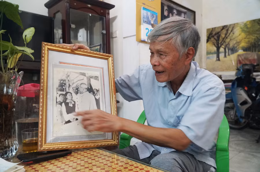 Ông Phan Duy Hương bên kỷ vật là bức ảnh chụp chung với Bác Hồ.