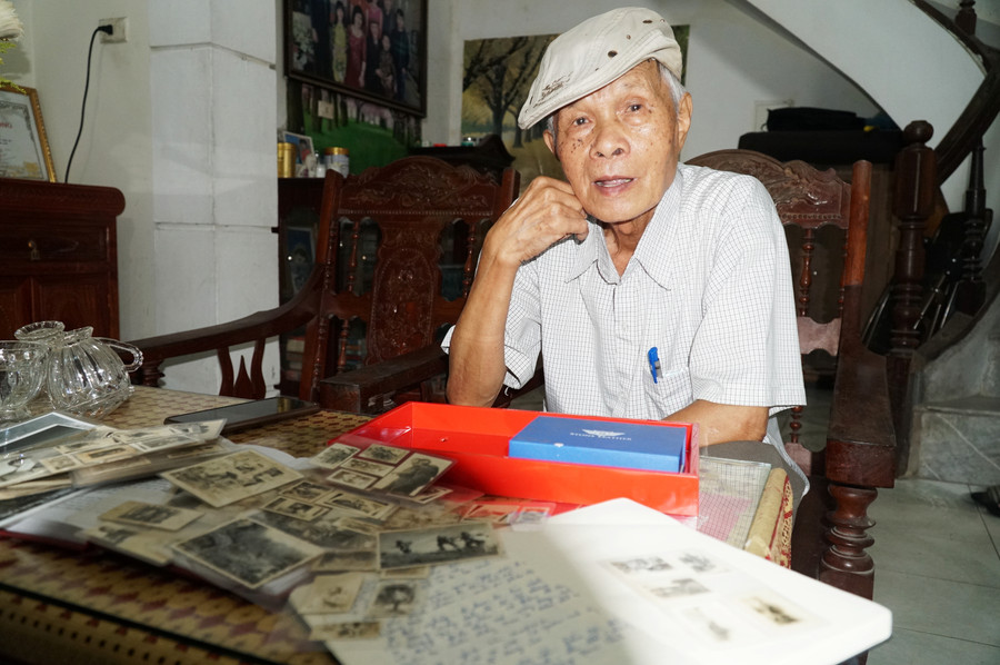 Cựu nhà báo Phan Duy Hương và những tư liệu, tài liệu của gia đình, bản thân lưu giữ được. Cựu nhà báo Phan Duy Hương và những tư liệu, tài liệu của gia đình, bản thân lưu giữ được.