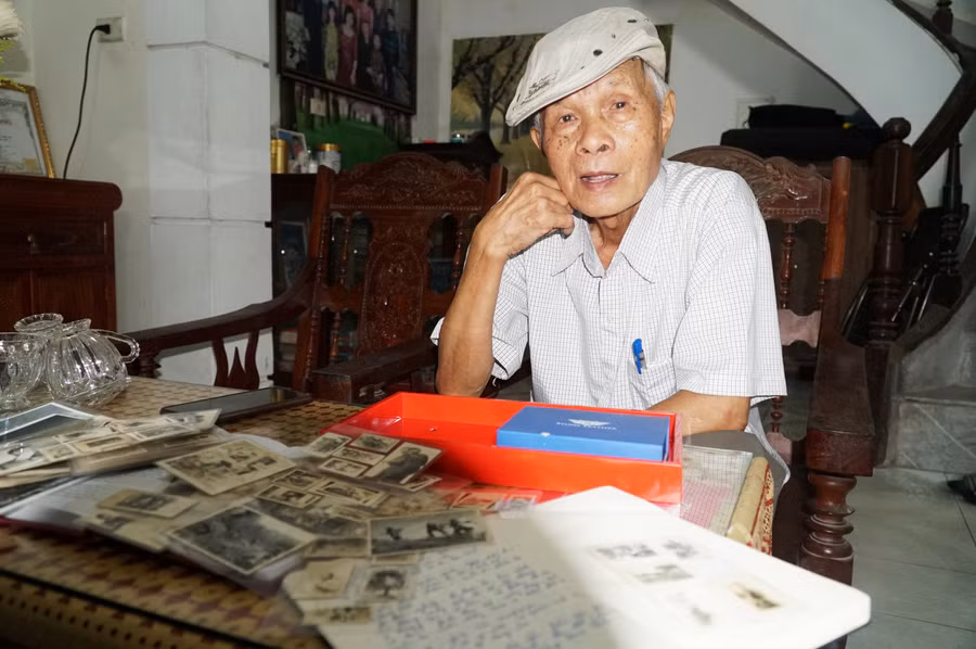 Cựu nhà báo Phan Duy Hương và những tư liệu, tài liệu của gia đình, bản thân lưu giữ được.