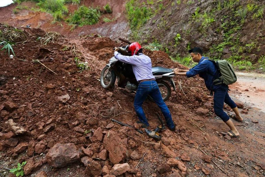Phóng viên Cơ quan thường trú Thông tấn xã Việt Nam tại Điện Biên trên đường đi tác nghiệp. Phóng viên Cơ quan thường trú Thông tấn xã Việt Nam tại Điện Biên trên đường đi tác nghiệp.