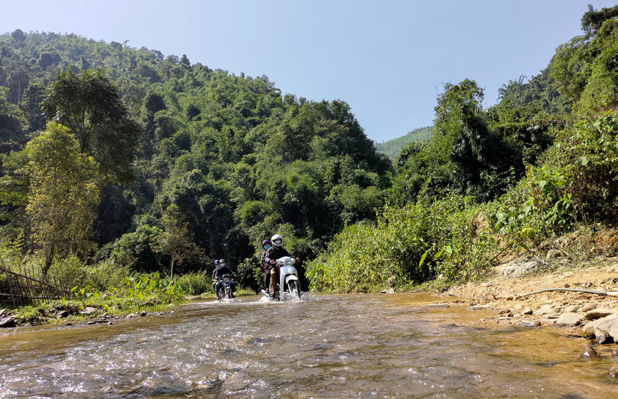 Để đến bản Na Chén, phóng viên phải vượt qua 5 con suối. Để đến bản Na Chén, phóng viên phải vượt qua 5 con suối.