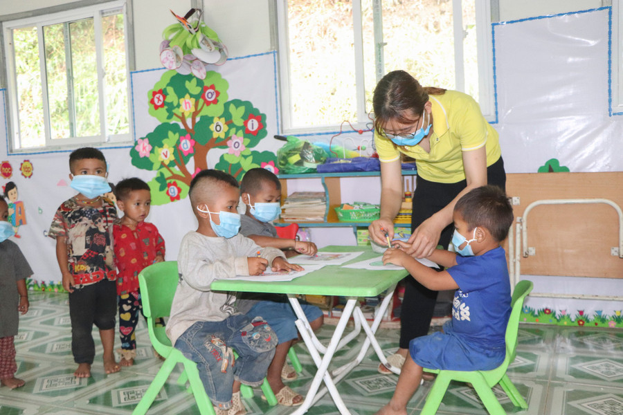 Cô giáo Lò Thị Duyên và học sinh tại lớp học giữa rừng Na Chén. Cô giáo Lò Thị Duyên và học sinh tại lớp học giữa rừng Na Chén.