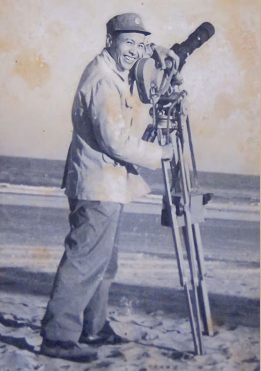 Ảnh chụp Trung tá Nguyễn Thanh Xuân tác nghiệp cùng chiếc máy quay phim.