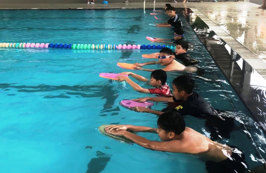 Tiết học bơi của học sinh Trường Tiểu học - THCS - THPT Ngô Thời Nhiệm (cơ sở tỉnh Bình Dương). Tiết học bơi của học sinh Trường Tiểu học - THCS - THPT Ngô Thời Nhiệm (cơ sở tỉnh Bình Dương).