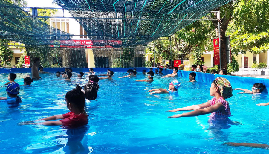 Bể bơi thông minh để dạy bơi cho trẻ được lắp tại sân Trường Tiểu học Minh Khai 1, TP Thanh Hóa.