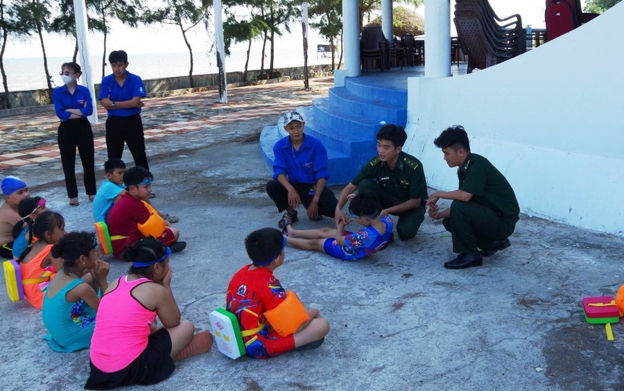 Cán bộ Đồn Biên phòng Long Hòa hướng dẫn trẻ sơ cứu người bị đuối nước. Cán bộ Đồn Biên phòng Long Hòa hướng dẫn trẻ sơ cứu người bị đuối nước.