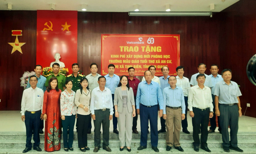 Phó Chủ tích nước Võ Thị Ánh Xuân chụp hình lưu niệm cùng các đại biểu trong buổi trao tặng. Phó Chủ tích nước Võ Thị Ánh Xuân chụp hình lưu niệm cùng các đại biểu trong buổi trao tặng.