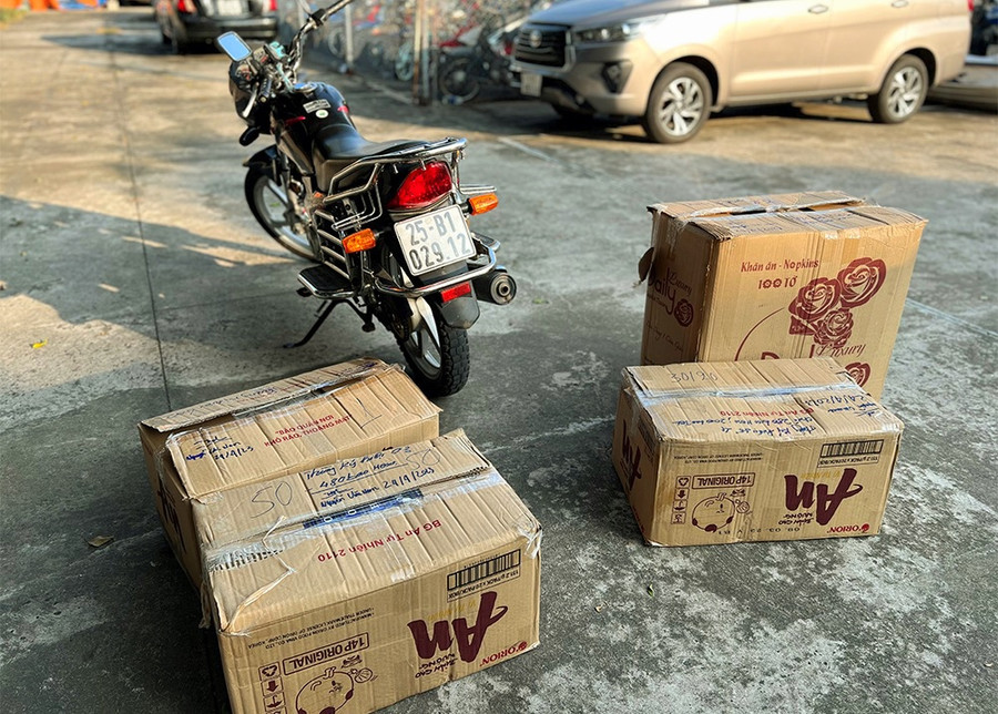 Phương tiện và tang vật lực lượng chức năng thu giữ (ảnh: Tiến Tầm) Phương tiện và tang vật lực lượng chức năng thu giữ (ảnh: Tiến Tầm)