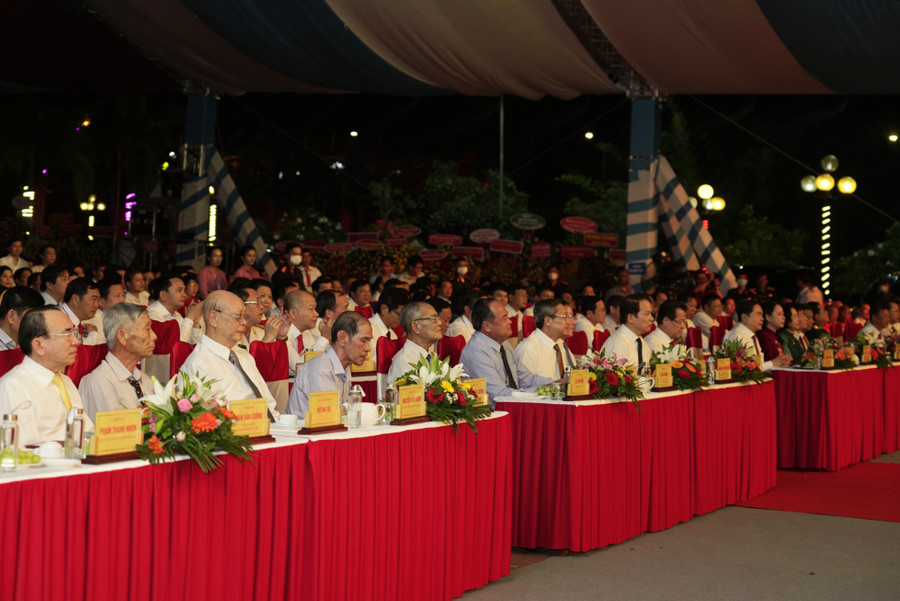 Đại biểu tham dự Lễ công bố thành lập thị xã Tịnh Biên, tỉnh An Giang. Đại biểu tham dự Lễ công bố thành lập thị xã Tịnh Biên, tỉnh An Giang.