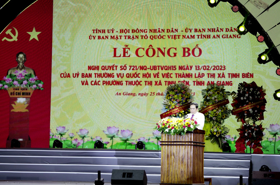 Phó Chủ tịch Thường trực Quốc hội Trần Thanh Mẫn phát biểu ghi nhận sự cố gắng của Đảng bộ, chính quyền, nhân dân tỉnh An Giang và thị xã Tịnh Biên. Phó Chủ tịch Thường trực Quốc hội Trần Thanh Mẫn phát biểu ghi nhận sự cố gắng của Đảng bộ, chính quyền, nhân dân tỉnh An Giang và thị xã Tịnh Biên.