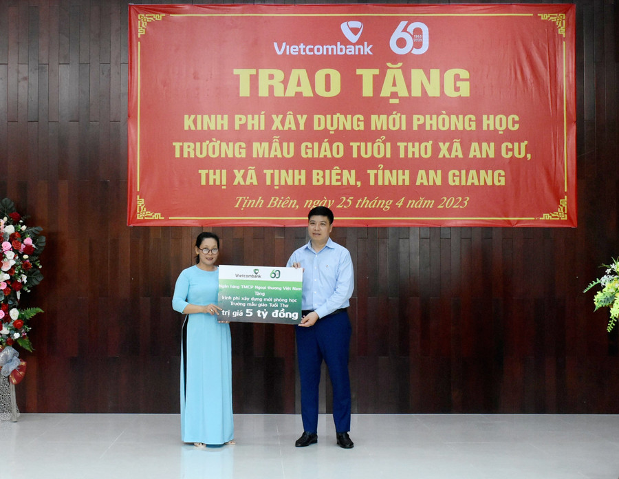 Phó Chủ tịch nước dự lễ trao tặng 5 tỷ đồng xây dựng trường học ảnh 1 Phó Chủ tịch nước dự lễ trao tặng 5 tỷ đồng xây dựng trường học ảnh 1