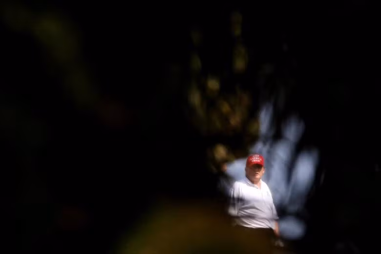 ựu Tổng thống Mỹ Donald Trump chơi golf tại Câu lạc bộ golf quốc tế Trump ở bãi biển Tây Palm, Florida ngày 8/2. (Nguồn: Reuters)