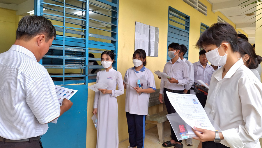 Kỳ thi tốt nghiệp THPT năm 2024, An Giang có khoảng 22.000 thí sinh đăng ký dự thi. Kỳ thi tốt nghiệp THPT năm 2024, An Giang có khoảng 22.000 thí sinh đăng ký dự thi.