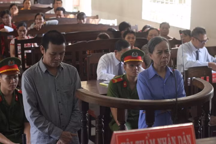 Phạt 24 năm tù cho nhóm lừa đảo “du lịch đa cấp“