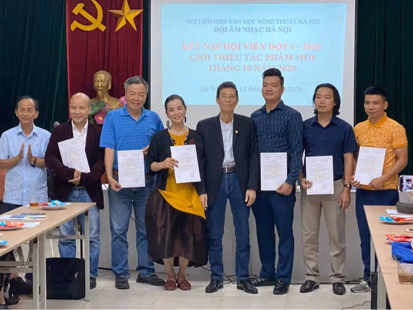 Thầy giáo Lê Thống Nhất tại lễ kết nạp hội viên của Hội Âm nhạc Hà Nội.