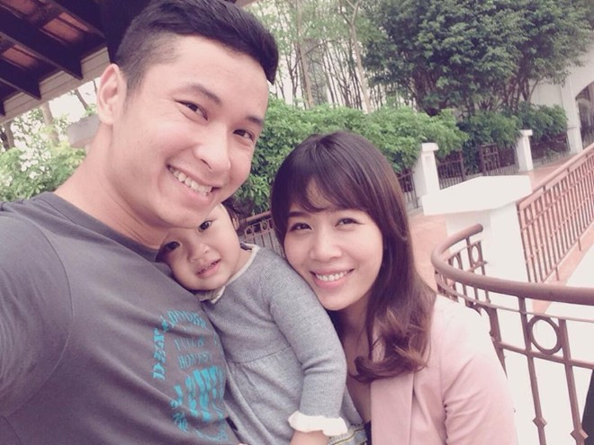 MC Diệp Chi hạnh phúc bên chồng và con gái. MC Diệp Chi hạnh phúc bên chồng và con gái.