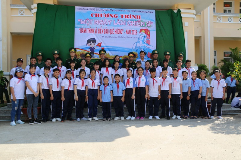 Các em chụp ảnh lưu niệm với chiến sĩ Đồn biên phòng Tân Thành. Các em chụp ảnh lưu niệm với chiến sĩ Đồn biên phòng Tân Thành.