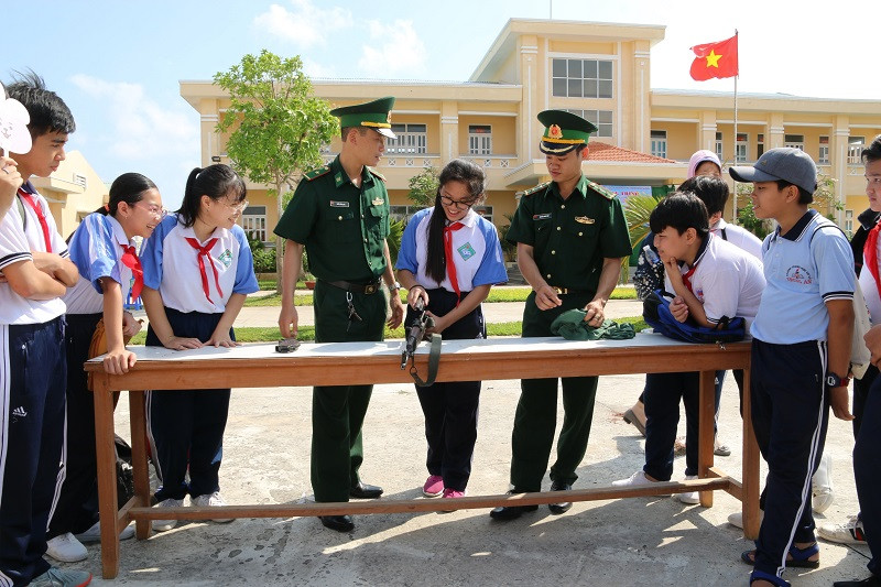 Học tháo lắp súng AK. Học tháo lắp súng AK.