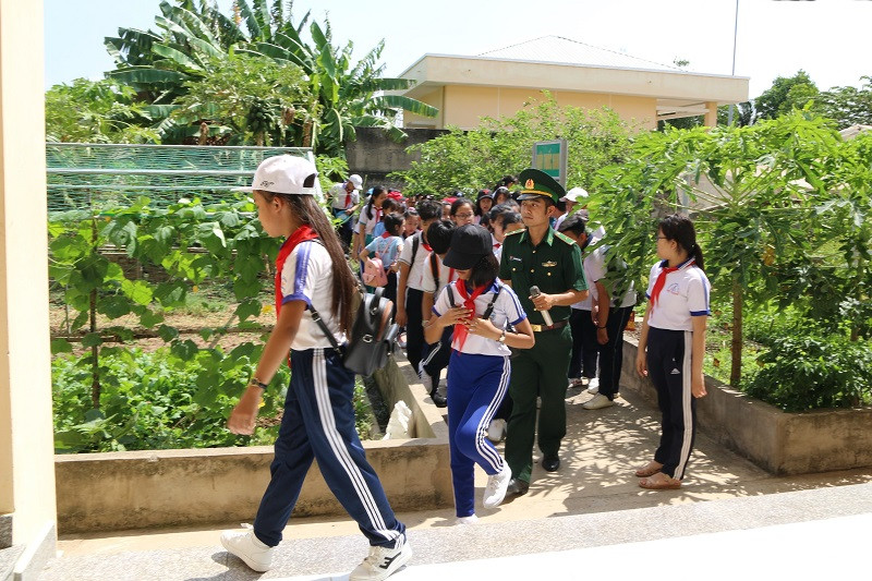 Tham quan vườn rau. Tham quan vườn rau.