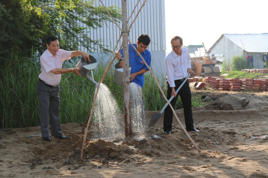 ĐH Kiên Giang: Trồng cây kỷ niệm 126 năm sinh nhật Bác Hồ