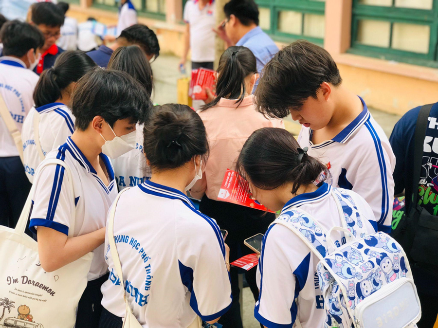 Hoạt động tìm hiểu thông tin, tham gia mini game của học sinh tại cụm điểm Vĩnh Long trong ngày hội định hướng nghề nghiệp 2023. Hoạt động tìm hiểu thông tin, tham gia mini game của học sinh tại cụm điểm Vĩnh Long trong ngày hội định hướng nghề nghiệp 2023.