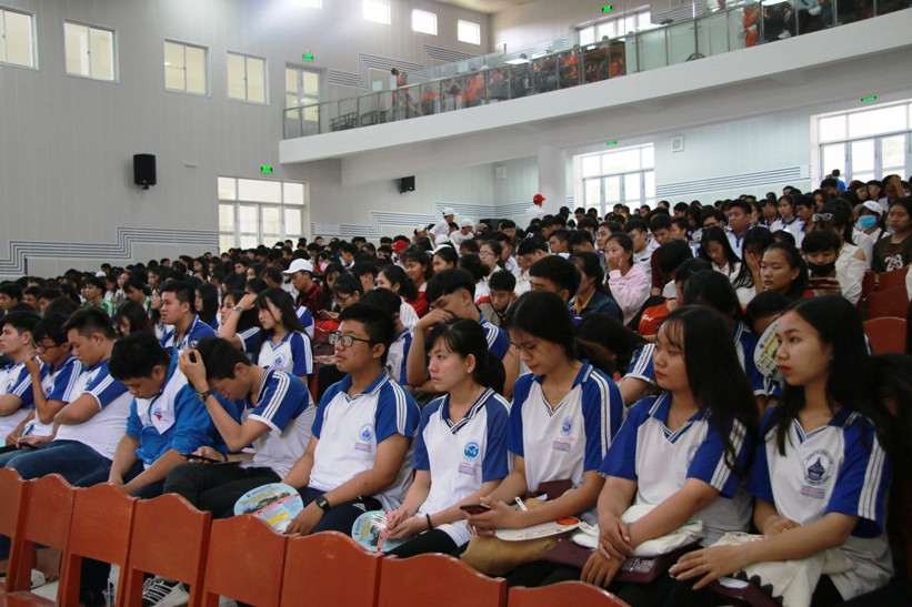 Đông đảo HS tham gia Ngày hội tư vấn tuyển sinh, hướng nghiệp tại Trường ĐH Trà Vinh. Ảnh: H. Nam.