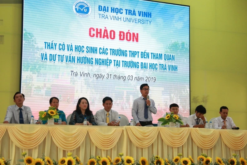 Cán bộ, giảng viên Trường ĐH Trà Vinh tư vấn cho các em HS. Ảnh: H. Nam.