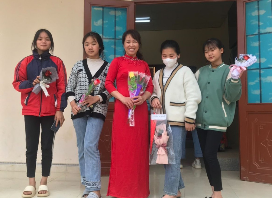Cô Triệu Thị Thanh Huyền (giữa) được học trò tặng hoa trong ngày 20/11. Cô Triệu Thị Thanh Huyền (giữa) được học trò tặng hoa trong ngày 20/11.