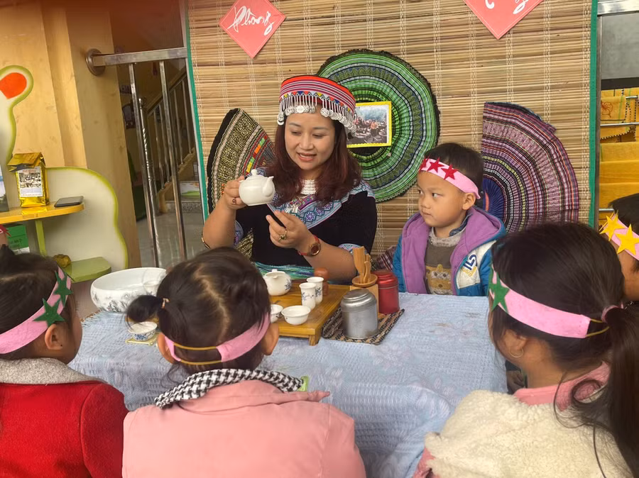 Cô Đỗ Thùy Quyên giới thiệu cho học sinh về đặc sản trà Suối Giàng.