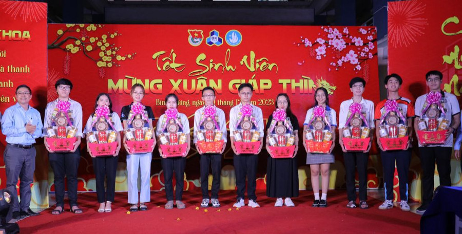 Chương trình Tết sinh viên mừng Xuân Giáp Thìn 2024 của Trường Đại học Bách khoa, Đại học Quốc gia TPHCM. Ảnh: HCMUT Chương trình Tết sinh viên mừng Xuân Giáp Thìn 2024 của Trường Đại học Bách khoa, Đại học Quốc gia TPHCM. Ảnh: HCMUT