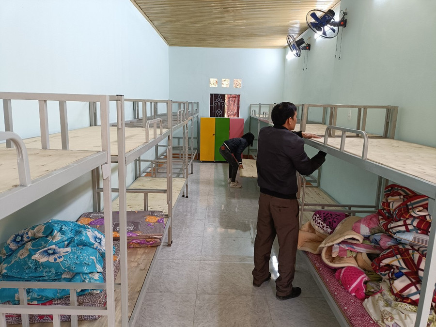 Thầy cô Trường Phổ thông DTBT Tiểu học và THCS Liên Hội (huyện Văn Quan, Lạng Sơn) kiểm tra các phòng ký túc xá chuẩn bị đón học trò trở lại trường sau kỳ nghỉ Tết dài năm 2023. Ảnh: NTCC Thầy cô Trường Phổ thông DTBT Tiểu học và THCS Liên Hội (huyện Văn Quan, Lạng Sơn) kiểm tra các phòng ký túc xá chuẩn bị đón học trò trở lại trường sau kỳ nghỉ Tết dài năm 2023. Ảnh: NTCC